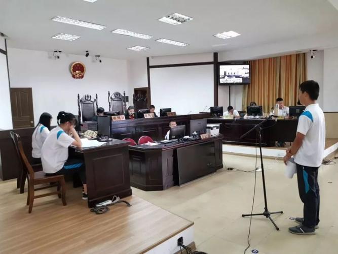 学生们模拟法庭庭审过程