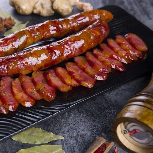 腊肠,是指以肉类为原料,切绞成丁,配以辅料,灌入动物肠衣经发酵,成熟