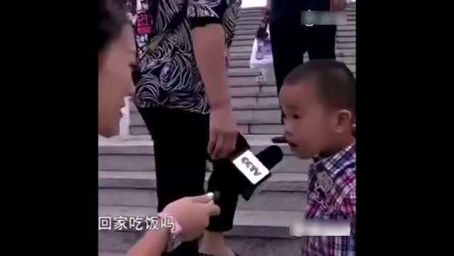 央视记者采访回家吃饭吗熊孩子的表情亮