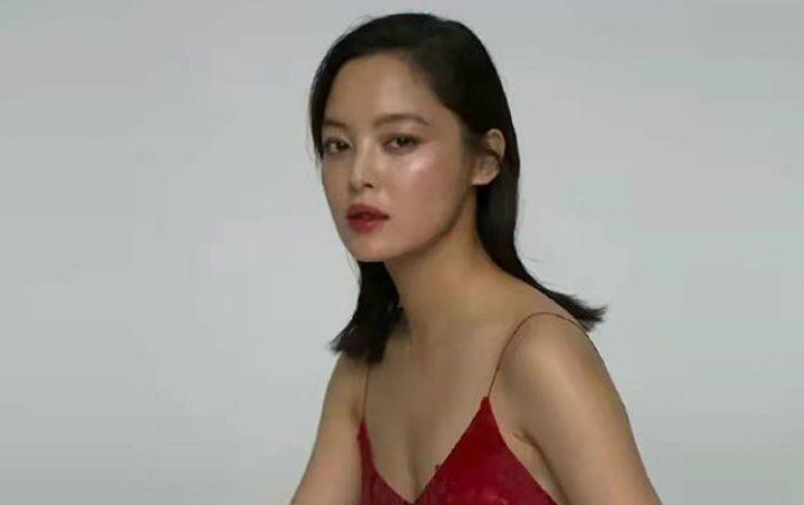 辛芷蕾穿露背装拍大片,光脚出镜创意十足,皮肤暗黑略