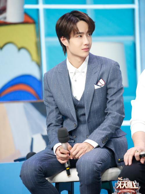 王一博新造型上线,穿一身条纹西装,粉色围裙抢镜!