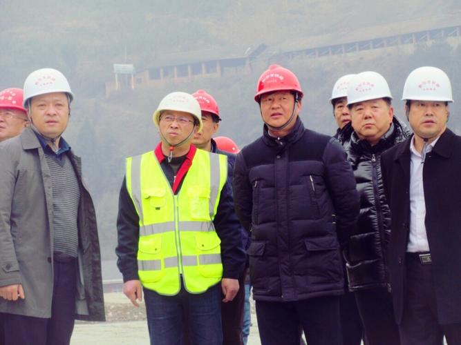 黔张常铁路7标常务副经理王建华向徐建军一行介绍项目部教子娅车站五