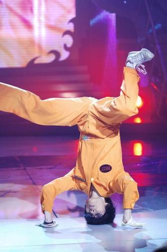 图文:真男孩9进8比赛--李天龙倒立