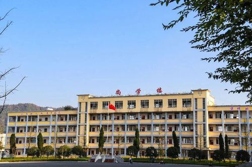 才考起北大又入围清华镇雄芒部中学招生简章来啦