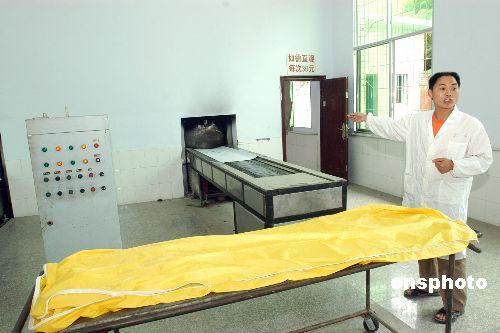 图:重庆一少女在被火化前复活