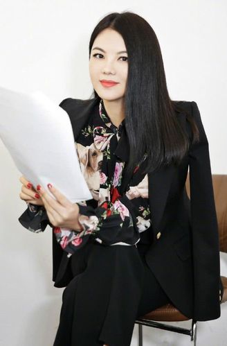 将花衬衫 西装穿出女boss气场的就服李湘,一姐就是一姐!