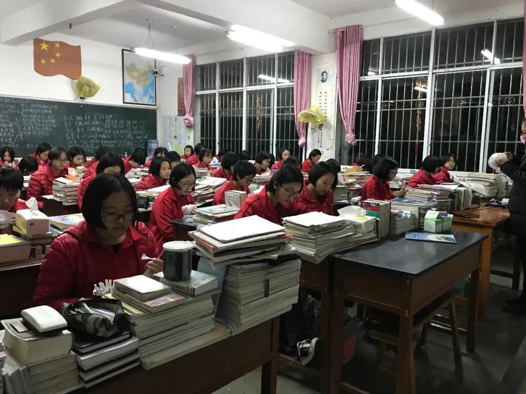 华坪女子高中的学生正在上课