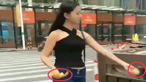 美女吃橘子,错把果肉给扔垃圾桶里了,最后的举动更是笑死人!