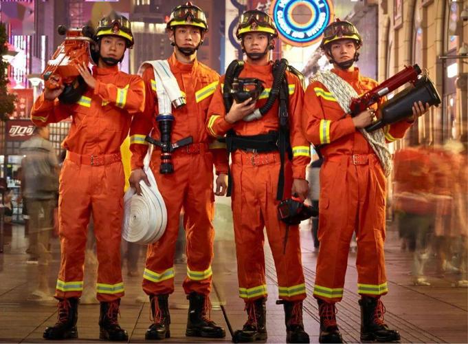 (来源:奉贤消防) 消防员的 "职场穿搭" fireman 有没有这样一套衣服