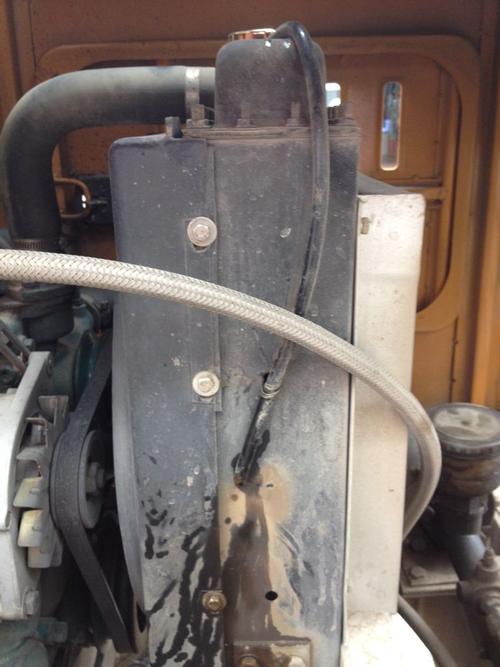 铲车的水箱的水从图上的小管子出来是什么回事?那里坏