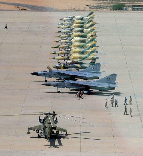 图为9月4日在利比亚米苏拉塔空军基地拍摄的战斗机和直升机.