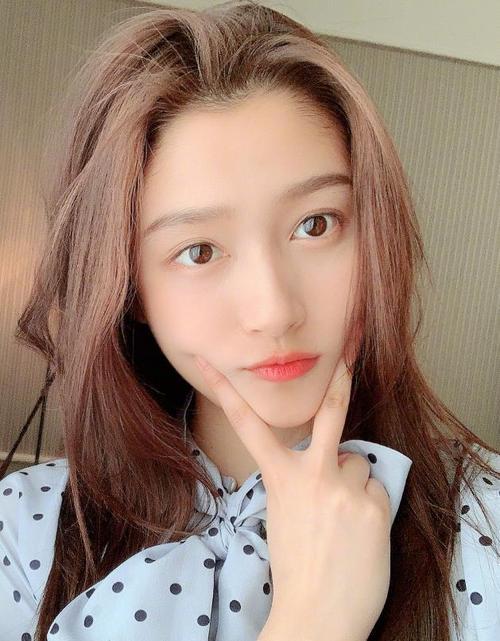 国民闺女关晓彤晒美照迎22岁单手比耶超可爱肤白红唇太显眼