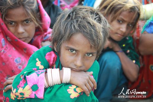 巴基斯坦南部信德省灾民安置点的儿童.人民网记者 牟宗琮摄