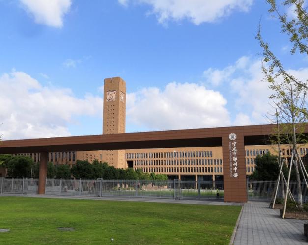 美丽有气魄的宁波市鄞州中学校门