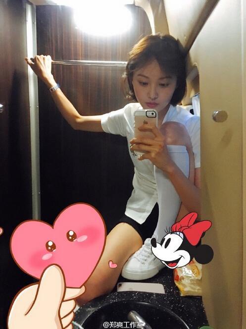 昨日郑爽工作室发出一张小爽的自拍照片,粉丝们纷纷围观.