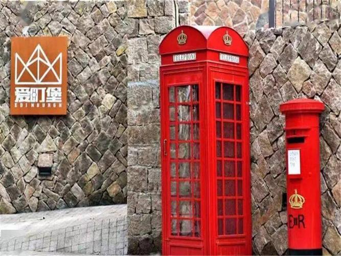 门前红色电话亭邮筒带来氛围感加持,一瞬间像穿越到了伦敦街头.