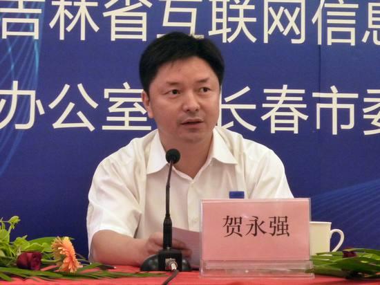 吉林省委宣传部副部长贺永强向与会记者介绍吉林省省情(人民网记者