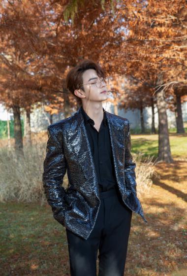 分享一组许凯图片给大家,图中的明星图片壁纸会点缀你的电脑桌面,美化