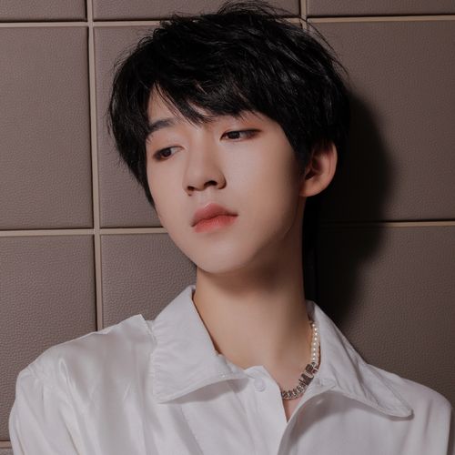 妈妈接机马天宇,贺峻霖的反应是"哈哈哈",而我是"成都