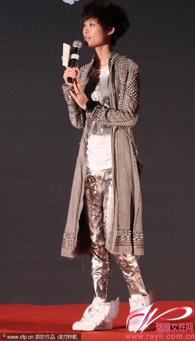 李宇春巡演开幕 高缇耶美服惊艳全场