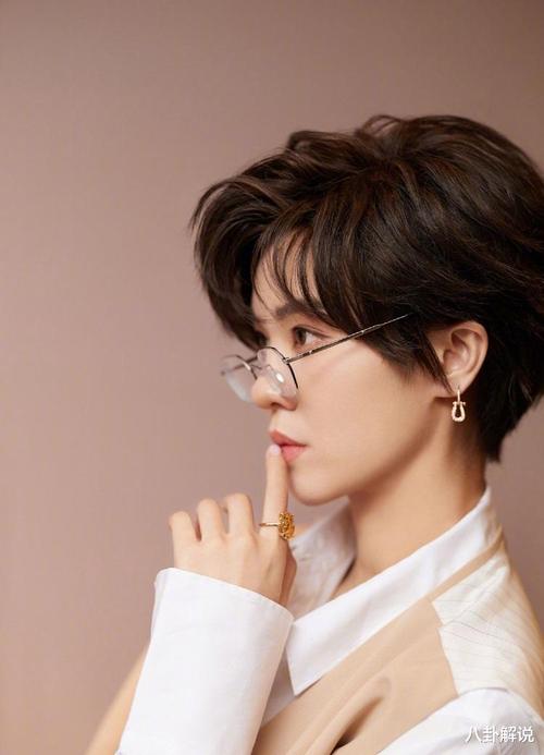 郁可唯五公造型太酷了,短发配金丝眼镜,假小子形象比男孩子还帅