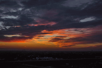 与日月星辰同眠,在最美的风景中醒来;听虫鸣水流潺潺,看林间树木呢喃