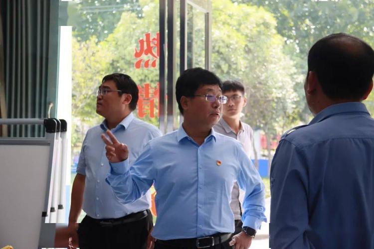 9月24日上午,县长徐延杰调研叶县路域环境整治及食品安全工作.