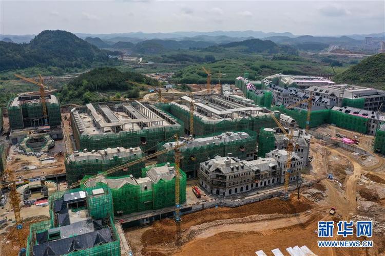 这是4月9日拍摄的贵州省贵安新区"华为云"数据中心建设现场(无人机