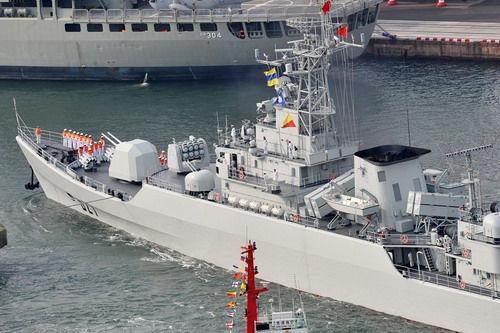 朝鲜军官于开放日参观中国海军战舰