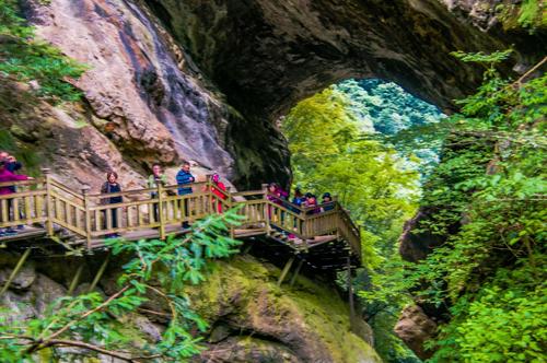 神农架燕子洞与天生桥