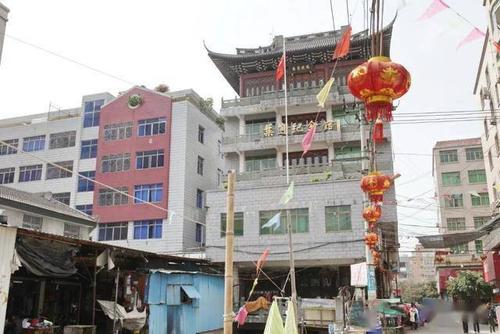 是仿古式,而整个楼体则是现代建筑,纪念馆的门牌号为莘塍东街446号,楼