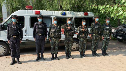 由4名公安民警巡特警和5名武警战士组成,配有一辆武警巡逻车和一辆