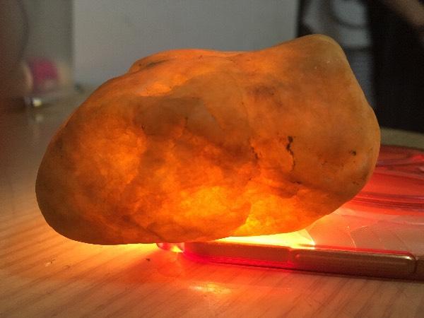 黄色的石头,灯光照透明的是不是玉石?