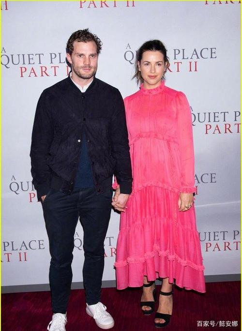 詹米·多南夫妇出席《寂静之地2》纽约首映式 妻子amelia 红裙靓丽