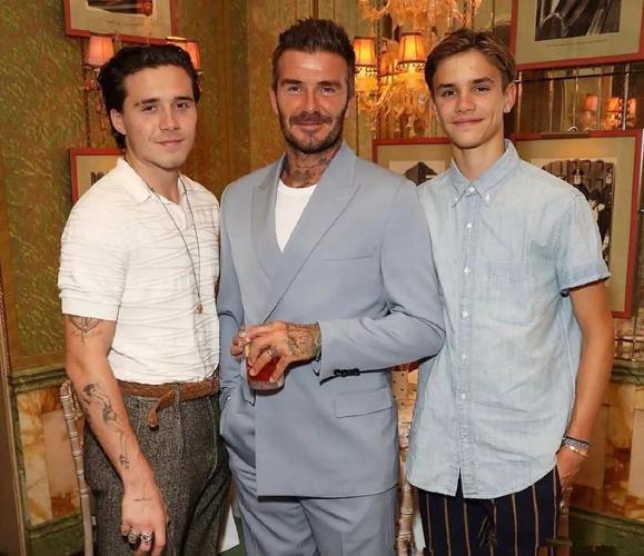 贝克汉姆一家颜值忒高,老二罗密欧身形挺拔,17岁魅力赶超老爸