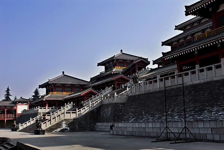阿房宫是秦王朝的巨大宫殿,遗址在今西安西郊15千米的阿房村一带,始