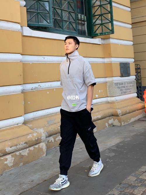 白色椰子鞋配什么上衣和裤子男生!_裤子_椰子鞋_搭配