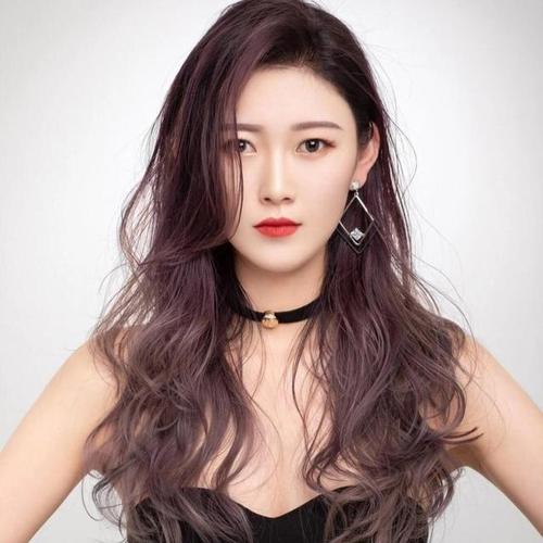 倾斜的刘海做三七分的造型对菱形脸有很好的修饰作用,粉棕色长发做