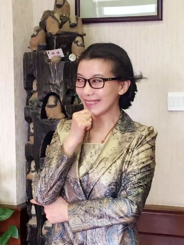 张玫老师在百忙之中同意接受"大连老话儿"的采访,这是我们始料未及的