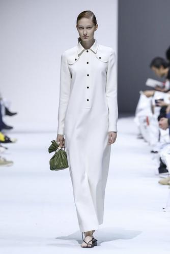 immi两位创始人将这样一位具有当代独立,优雅,柔和的女新形象毫无保留