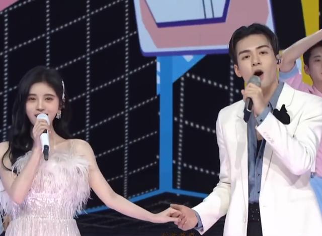 在这次的活动中,鞠婧祎不仅走了红毯,还和曾舜晞一起登上了舞台,献上