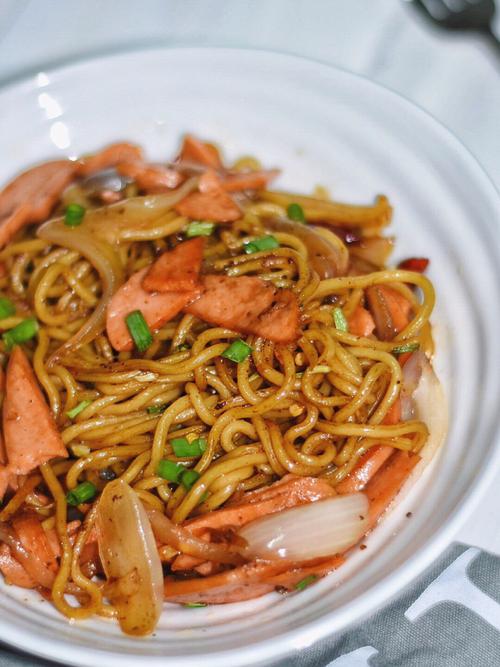 2分钟搞定巨好吃的xo酱火腿炒面,宵夜何必点外卖!