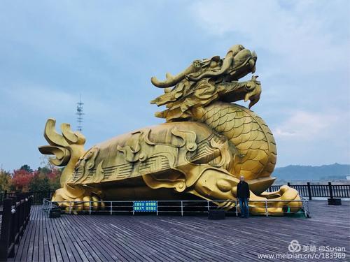" 鳌头指宫殿门前台阶上的鳌鱼浮雕,科举进士发榜时状元站此迎榜.