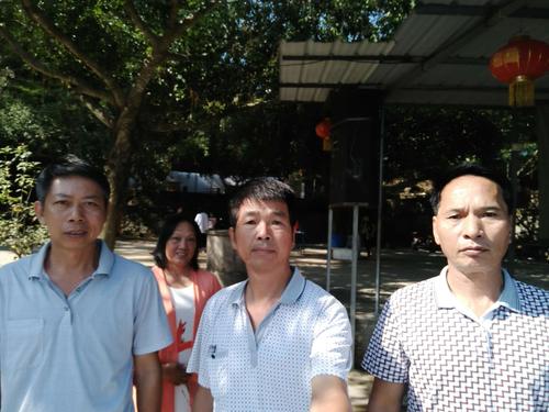 信宜市东镇中学,77届高二(5)班部份同学,到尚文水库一