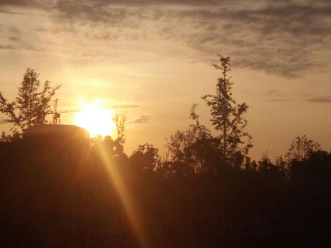 清晨,当第一缕阳光,温柔的照进窗户,唤醒沉睡的我们,我们都应该心生