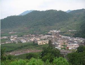 羊坪彝族乡地处永胜县的东部,地跨东经100°45′—101°00′,北纬26