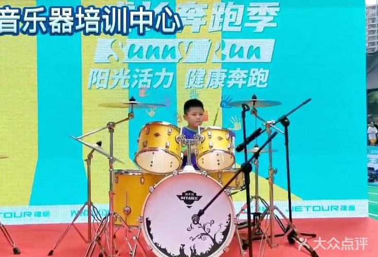 5岁小宝贝架子鼓演奏《龙的传人》