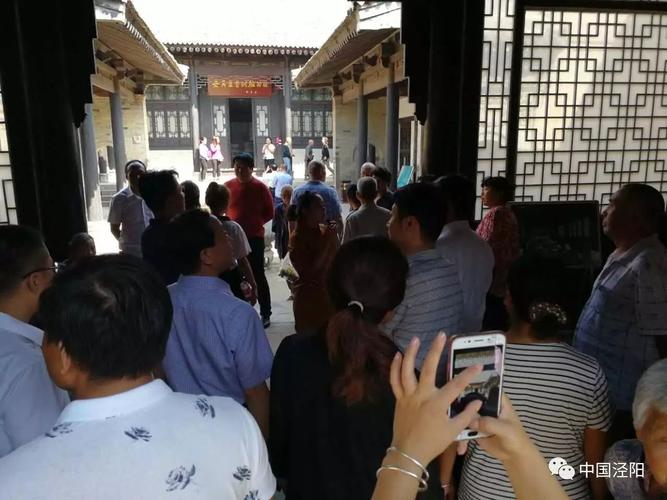 吴家东院人潮拥挤,摩肩接踵