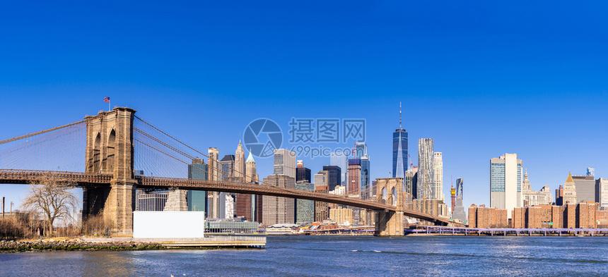 broklyn桥与下曼哈顿摩天大楼的城景