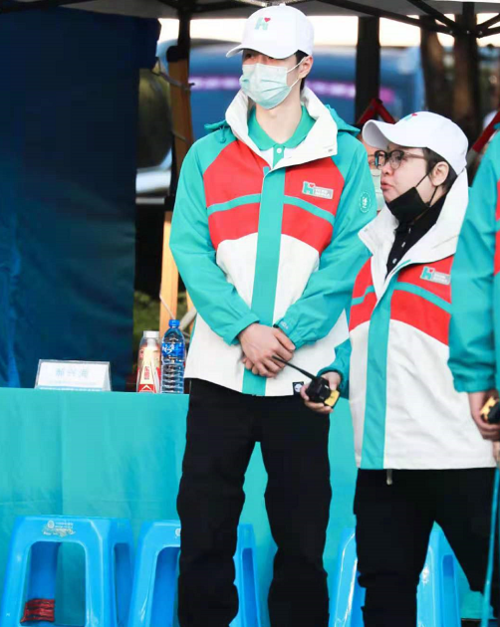 运动装跟韩红一起赈灾,表现超认真穿从曝光的路透照来看,当天王一博跟